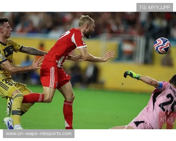 拜仁慕尼黑中段横敲制造射门良机