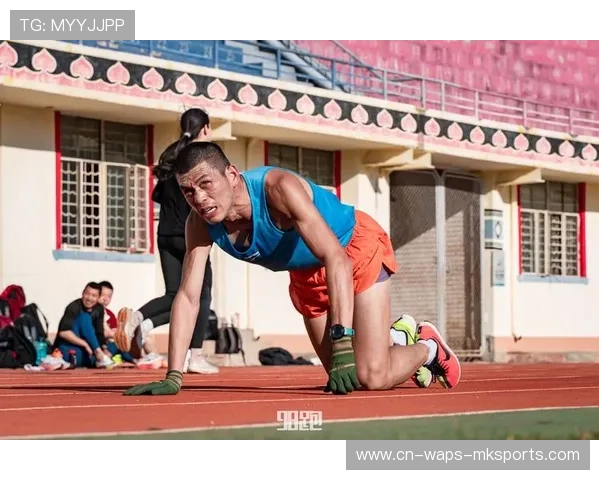 网球少年一个发球失误连砸三次，背后隐藏着怎样的坚持与奋斗？